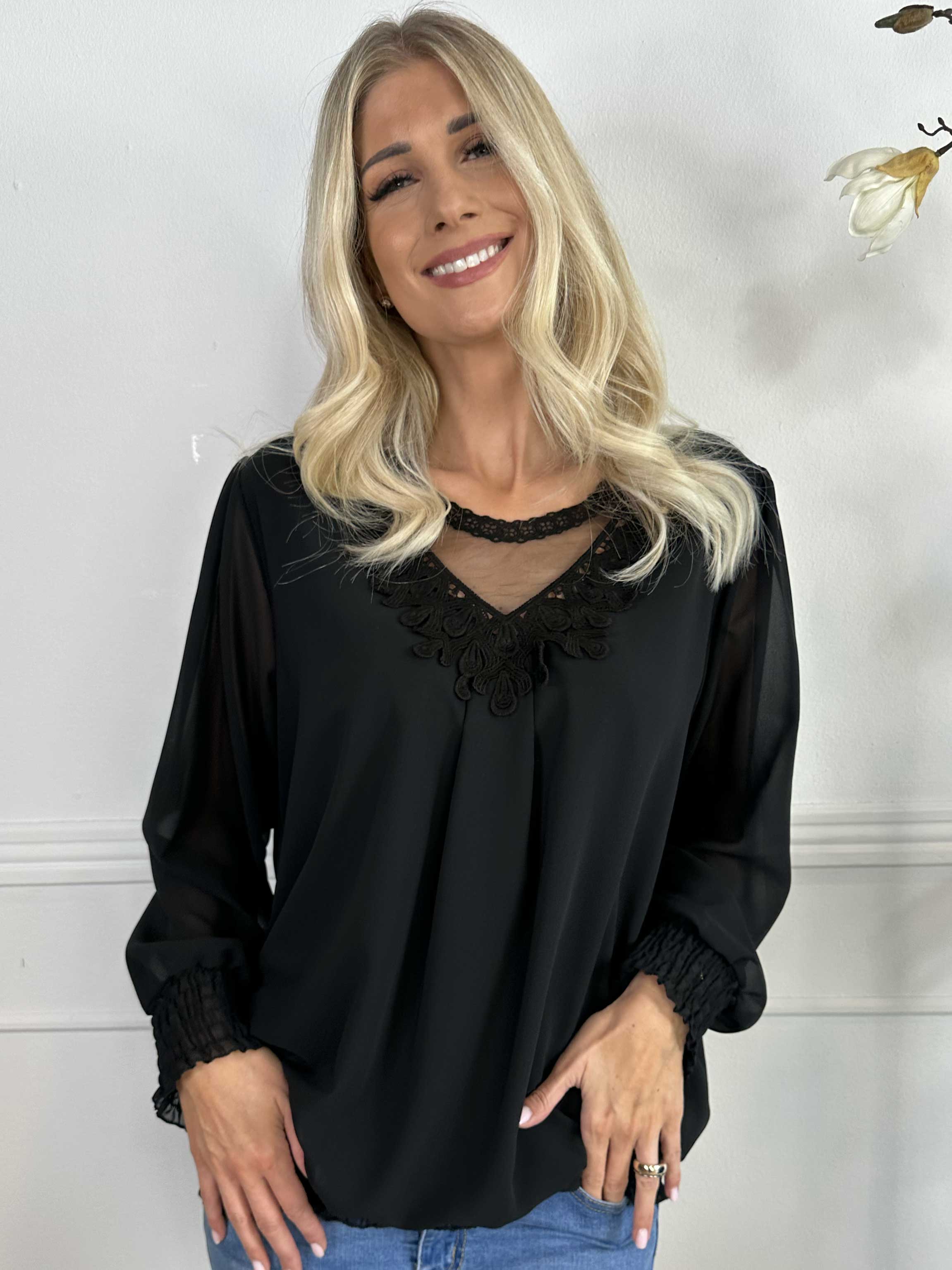 Addison - Tunika i chiffon med detaljer i udskæringen